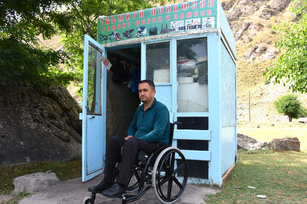 Nozimoh’s new wheelchair enables him to make the journey to his shoe repair workshop which is 1.2 kms away from his home. Photo: WHO Tajikistan