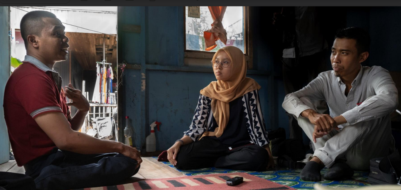 Eka and Vindi from Indonesian NGOs Kaki Kota and Kota Kita doing fieldwork for the "Country Capacity Assessment for Assistive Technology: Informal Markets Study" in Banjarmasin, Indonesia. Photo credit: Angus Stewart.